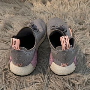 Adidas Gray and Pink Sneakers Modern Athletic Design